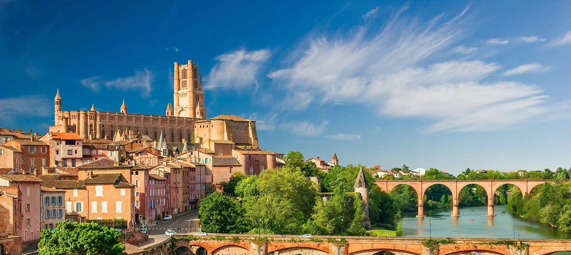 La cathédrale Sainte-Cécile d'Albi et le pont sur le Tarn
